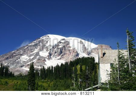 Schnee bedeckte Gipfel des Mt. Rainie und Kabine