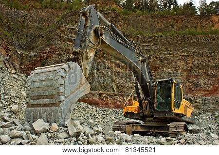extraction of stone in the quarry