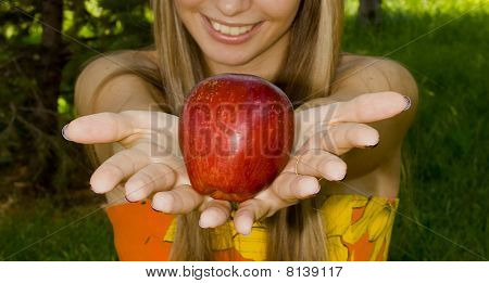 Pige viser apple