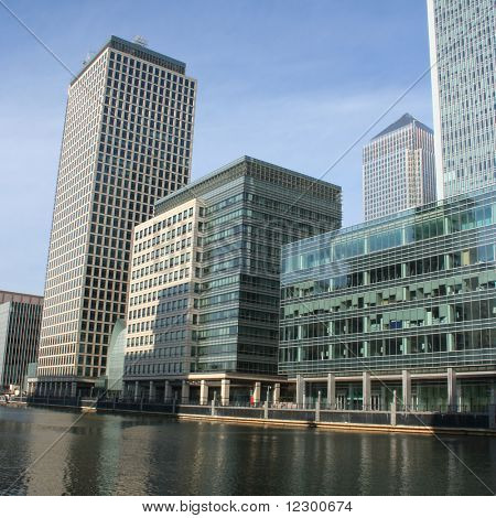 Docklands siluetinin Londra İngiltere'de modern mimari