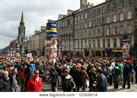 Vista elevada das multidões na Royal Mile, durante o festival de Edimburgo