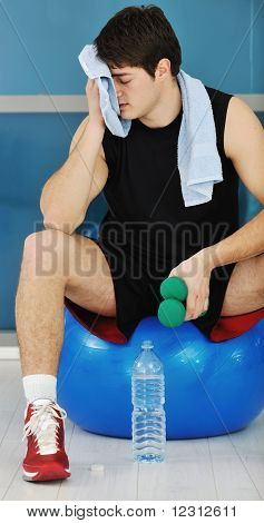 Muž pít vodu při Fitness cvičení