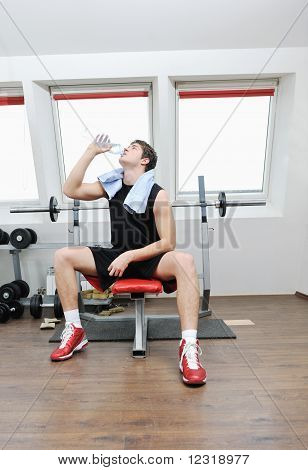 Muž pít vodu při Fitness cvičení