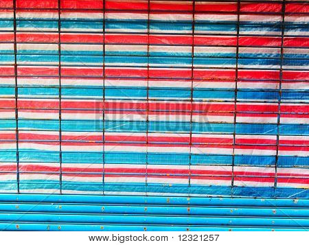 toile blanc et bleu rouge et grill de la façade du magasin