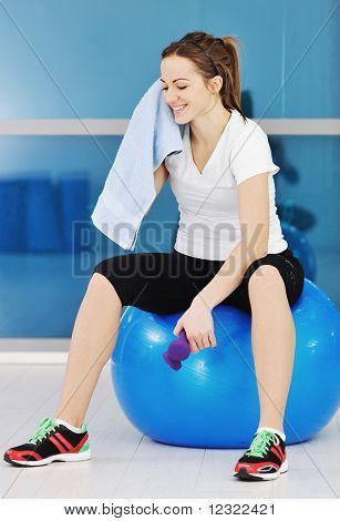 Žena pít vodu při Fitness cvičení