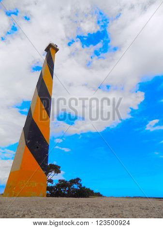 faro abandonado frente a la costa de la ciudad de santo domingo