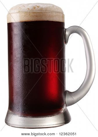 Frosty boccale di birra isolato su uno sfondo bianco. File contiene un percorso di taglio.