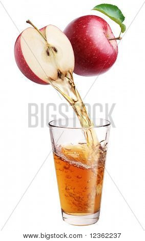 Succo di mela fresco che scorre da parte di apple nel bicchiere. Isolato su sfondo bianco.