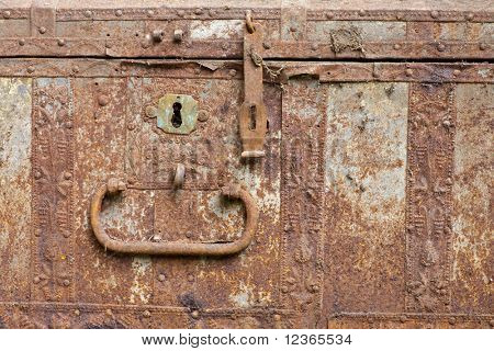 Parte anteriore del petto vecchio arrugginito con keyhole e bullone