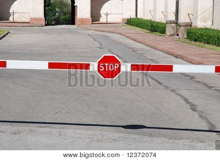 เครื่องหมายหยุดสีแดงบนกำแพงข้ามประปา