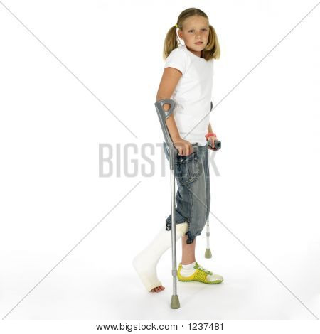 Kırık bir bacak koltuk değneği ile kız