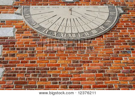 Sonnenuhr-Altes Rathaus in Sandomierz, Polen. Das Rathaus wurde im XIV Jahrhundert und die Tow bauen