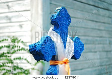 синий крест в кладбище