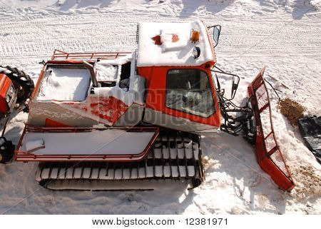 Snowcat na śniegu w zimie dzień