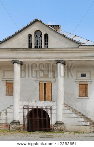 Den historiske synagoge blev bygget i 1851 i Klimontow. Polen