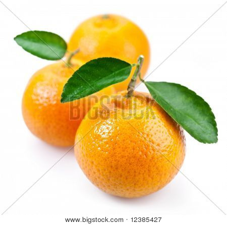 Afbeelding van een rijpe tangerine met laat op witte achtergrond.