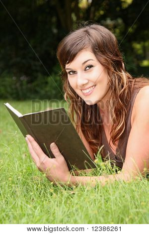 Bella ragazza leggendo un libro
