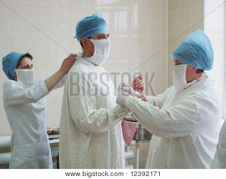 Krankenschwestern sind die Chirurgen auf sterile Kleid abdecken