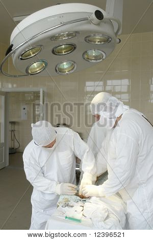 chirurg tým v operativní místnosti