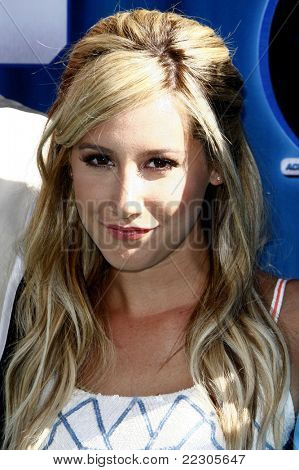 ロサンゼルス ロサンゼルス、カリフォルニア - 8 月 03 日: 女優アシュリー ティスデイル ディズニー チャンネルの初演で到着 ' ピピ