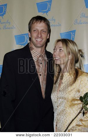BEVERLY HILLS, CA - DEC-1: Tony Hawk; Lhotse Merriam am sechsten jährlichen Family Television Awards bei t
