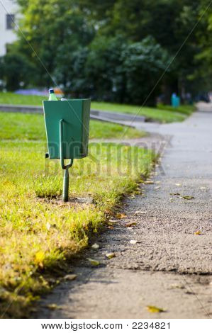 在公园里的垃圾斗