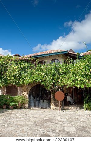 Starý styl Dominikánské jídlo dům se zelenými stromy