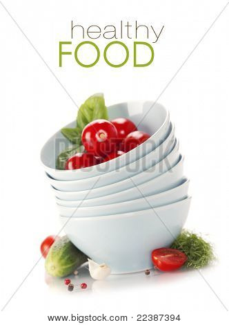 Verdure fresche in ciotole sopra bianco (con testo di esempio)