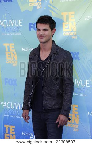 LOS ANGELES - AUG 7: Taylor Lautner na Teen Choice Awards 2011 v Gibson Amphitheatre 