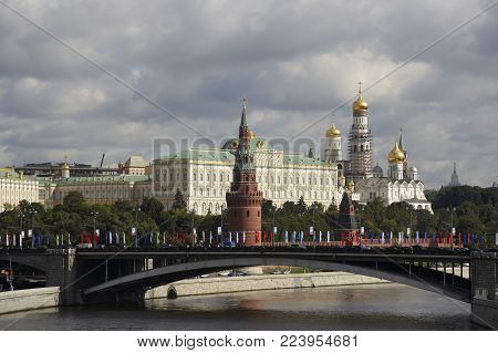 KREMLIN KAMENNY BRIDGE AND RIVER MOSCOW, RUSSIA