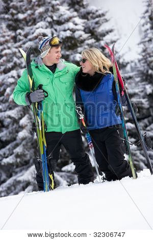 junges Paar Ski Urlaub in Bergen