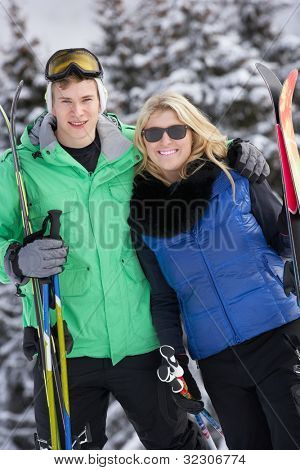 Junges Paar im Skiurlaub In Bergen