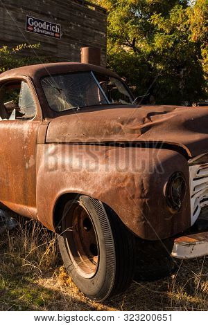 Maryhill, Washington, Usa - October 20, 2018: An Old And Abandoned Pickup In Maryhill