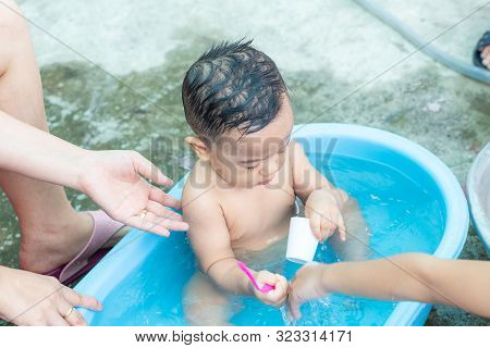 Toddler Infant Baby Boy Shoer In Outdoor Basin