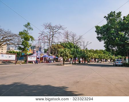 Shantou/china-01 April 2018:unacquainted People Walk In Front Of Songdafeng Zushi Memorial Hall Or T
