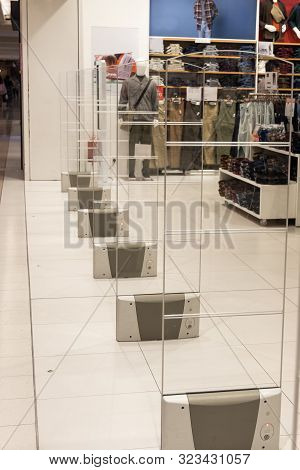 Retail Shop Electronic Anti-theft Gate System With Sensor Deters Pilferage