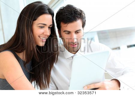 Obchodní lidé websurfing na tabletu během breaktime