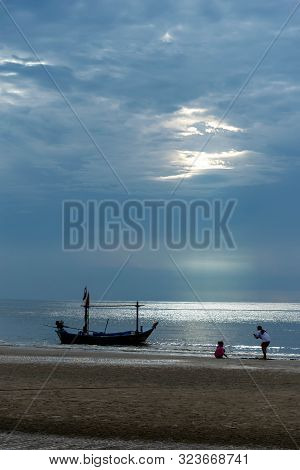 Petchaburi, Thailad - June 2, 2019  : A Mom Is Using A Mobile Phone To Take Pictures Her  Daughter A
