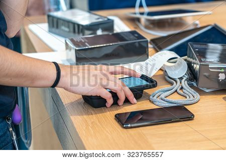 Aventura, Florida, Usa - September 20, 2019: Paying For Iphone 11 Pro In Apple Store In Aventura Mal