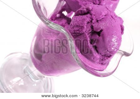 ไอศกรีมสีอมม่วงมากกว่าสีขาว