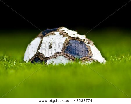 Régi futball-labda, fű
