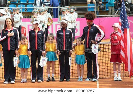 KHARKOV, Ukrayna - 21 Nisan: ABD ve Ukrayna arasında Fed Cup kravat sırasında açılış tarihinde ABD takımı 