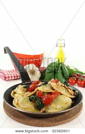 Cappelletti con pomodori e basilico