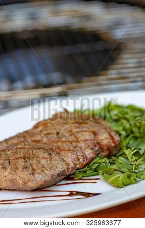 beef steak with spinach and arugula salad