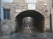Klenutý vchod cesta do židovského ghetta ve francouzské vesnici