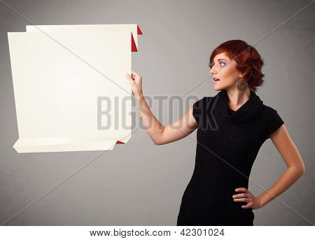 Baeutiful junge Frau halten weiße Origami papier textfreiraum
