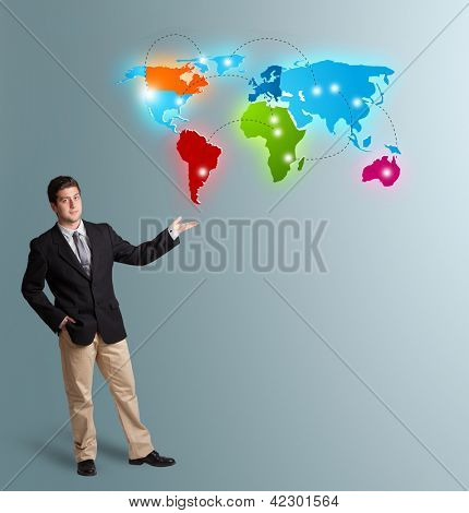 다채로운 세계 지도 제시 하는 잘생긴 젊은 남자
