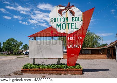 Canute, Oklaholma - May 6, 2021: Close Up View Of The Famous Cotton Boll Motel Neon Sign, Now Abando