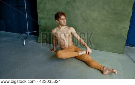 Ballet dancer sittiing on the floor, dancing class