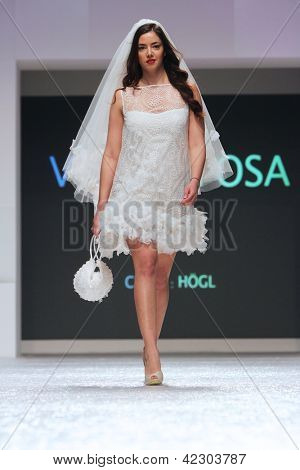 Záhřeb, Chorvatsko - 16. února: Fashion model nosí svatební šaty vyrobené od Vesna Sposa na 